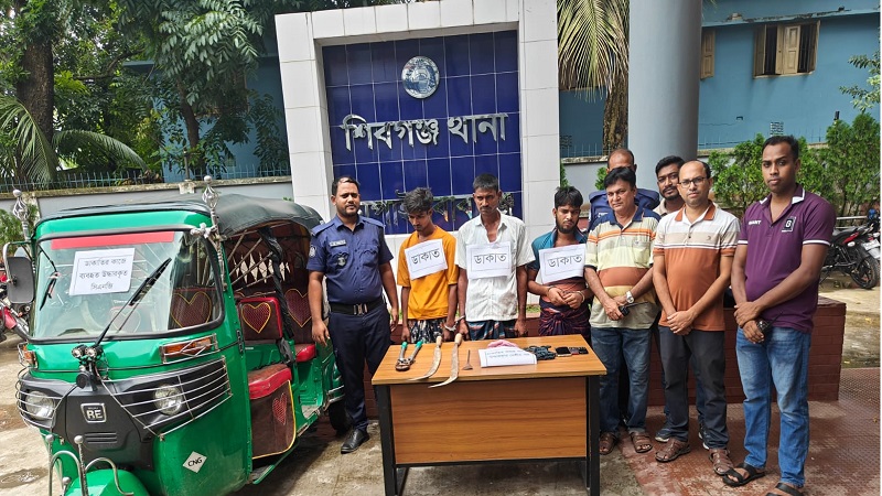 চাঁপাইনবাবগঞ্জে ডাকাতি প্রস্তুতিকালে সিএনজি সহ একাধিক মামলার আসামী কুখ্যাত ৩ ডাকাত গ্রেপ্তার